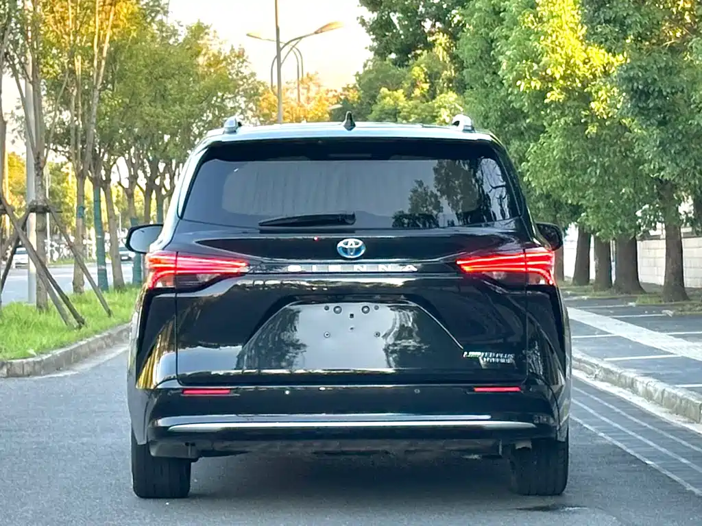 Toyota Sienna — фото 4