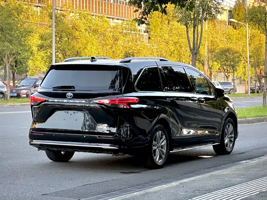 Toyota Sienna — фото 5