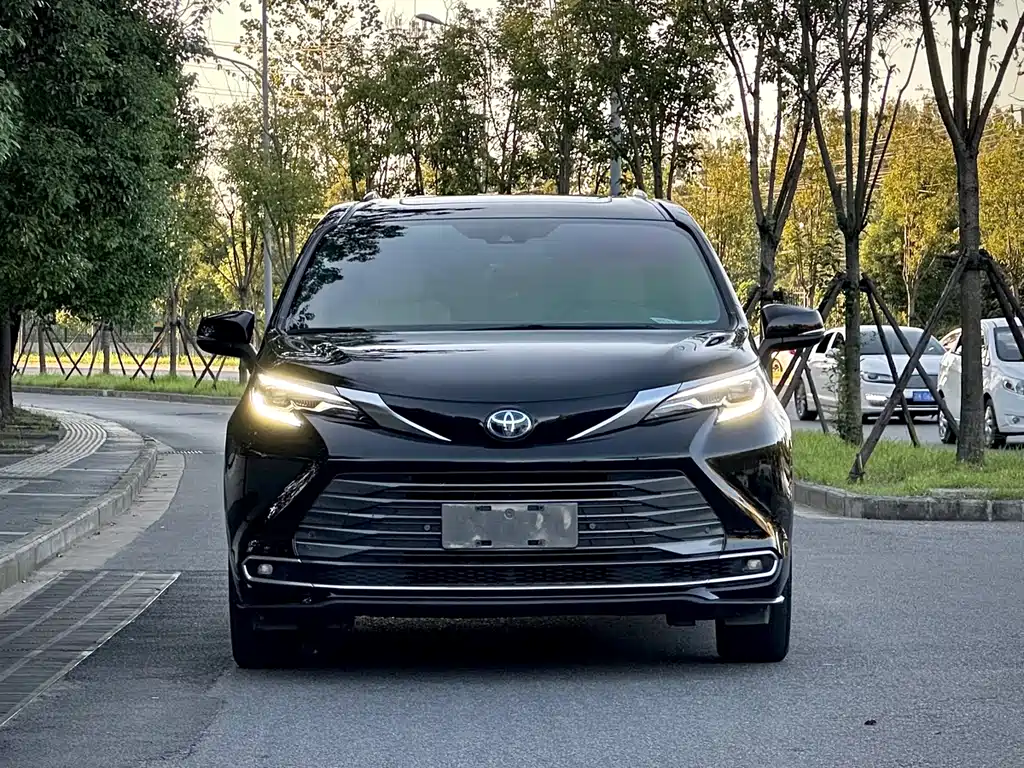 Toyota Sienna — фото 6