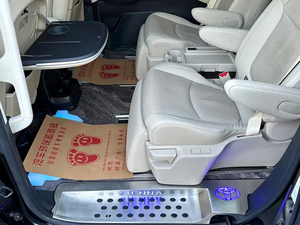 Toyota Sienna — фото 10
