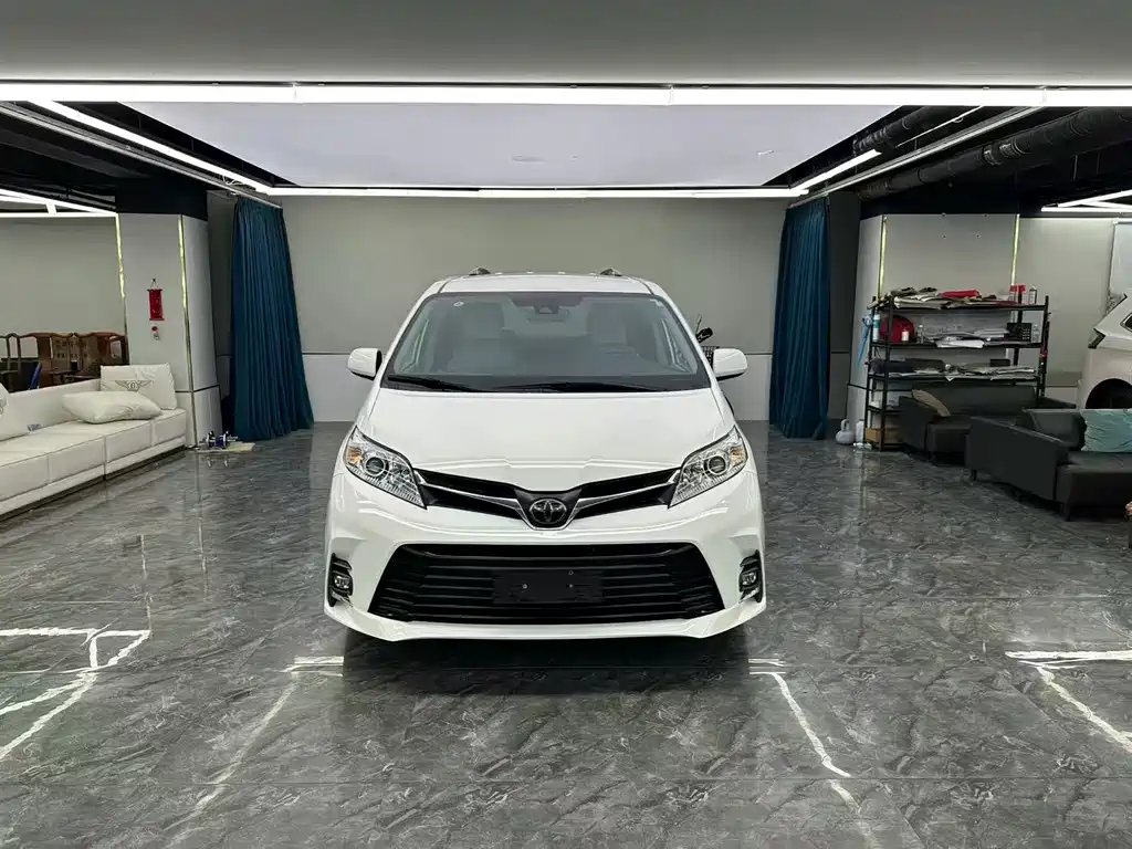 Toyota Sienna — фото 2