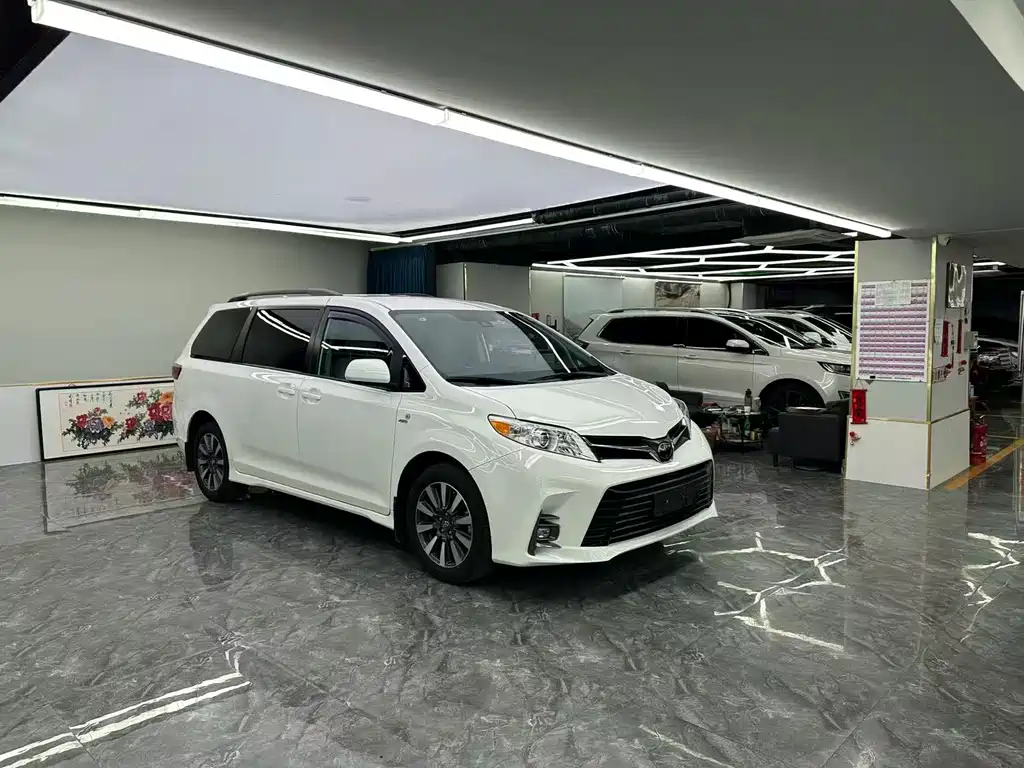 Toyota Sienna — фото 3