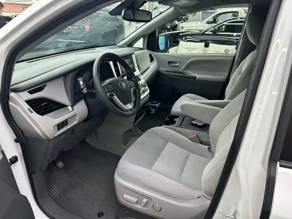 Toyota Sienna — фото 4