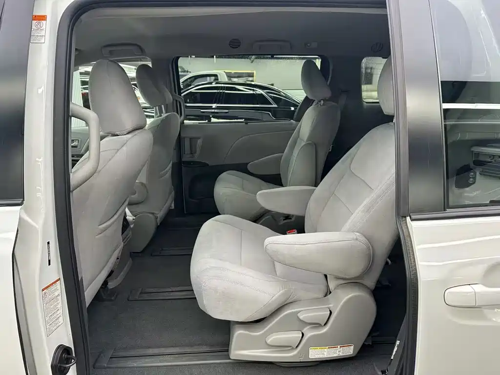 Toyota Sienna — фото 5