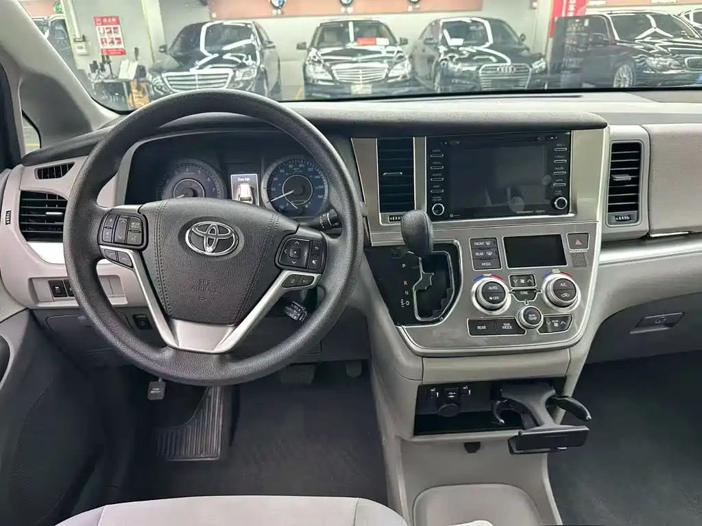 Toyota Sienna — фото 6