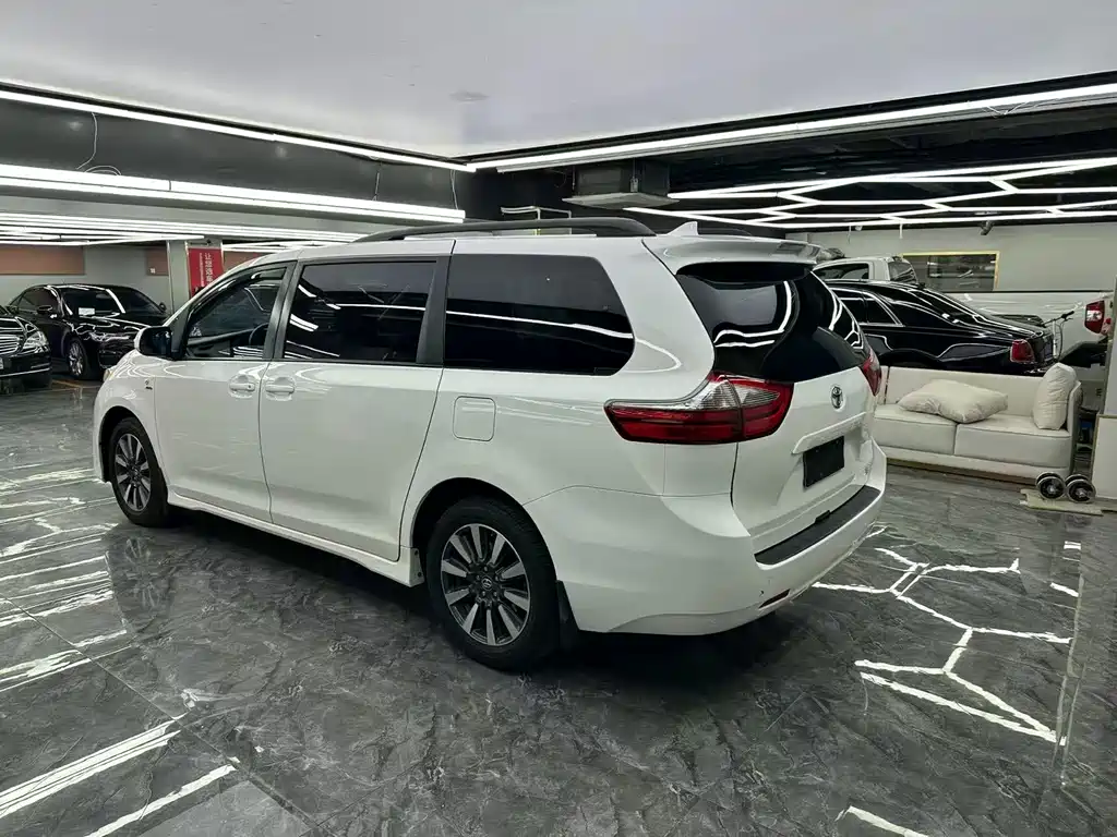 Toyota Sienna — фото 7