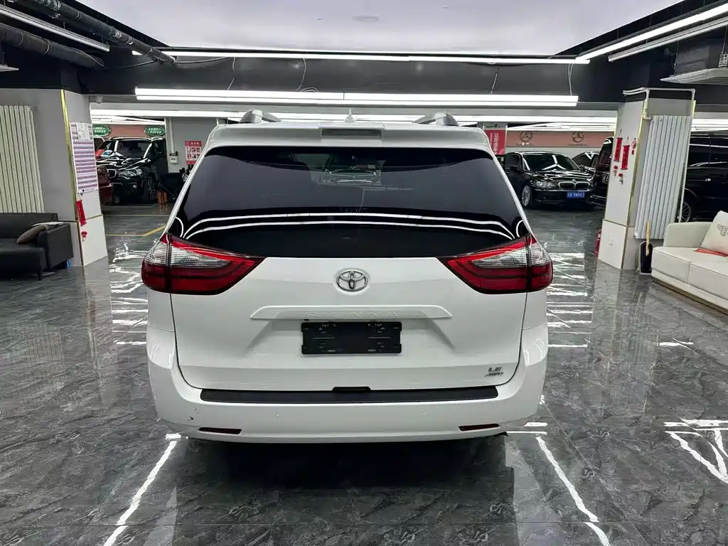 Toyota Sienna — фото 8