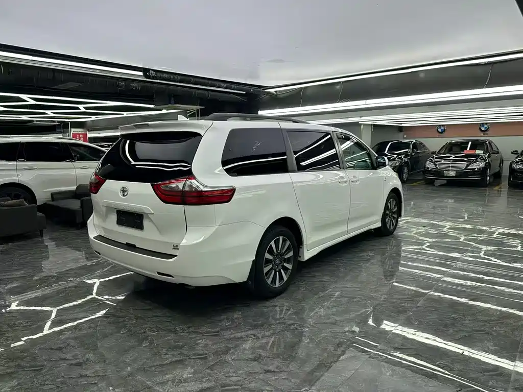 Toyota Sienna — фото 9
