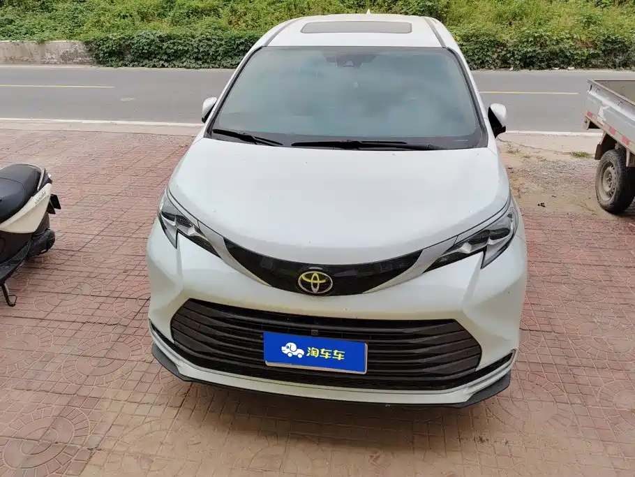 Toyota Sienna — фото 2