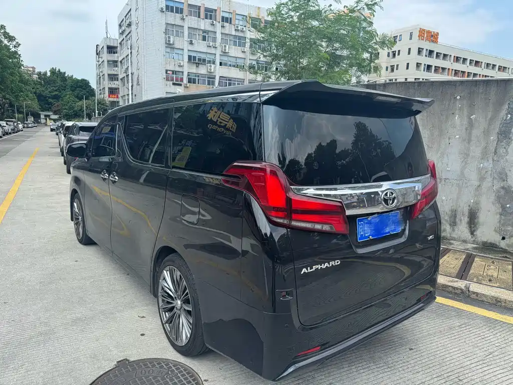Toyota Alphard — фото 4