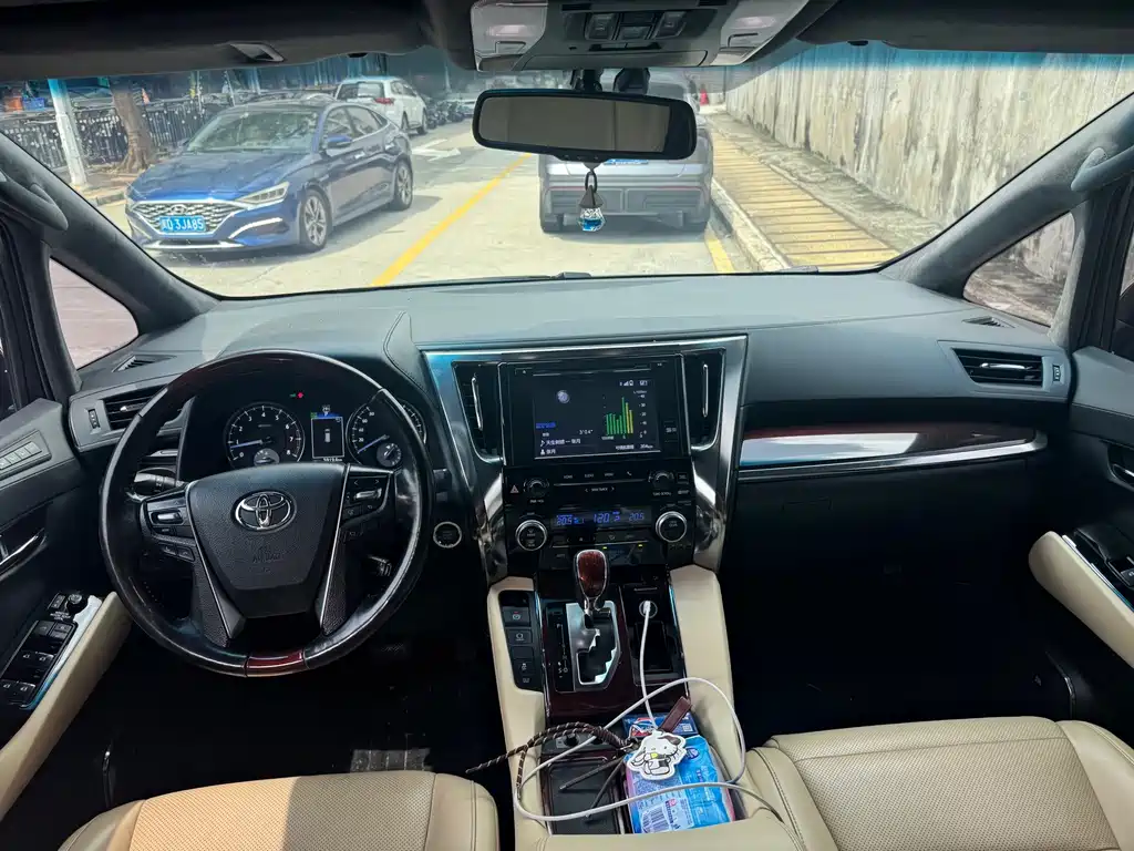 Toyota Alphard — фото 5