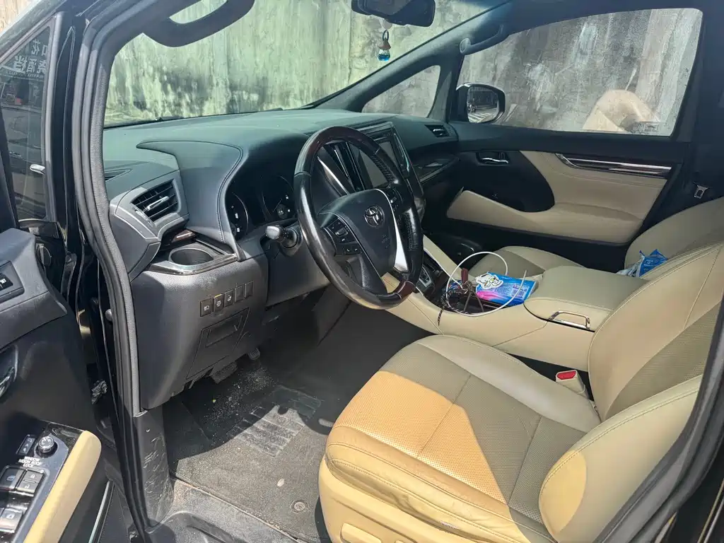 Toyota Alphard — фото 6