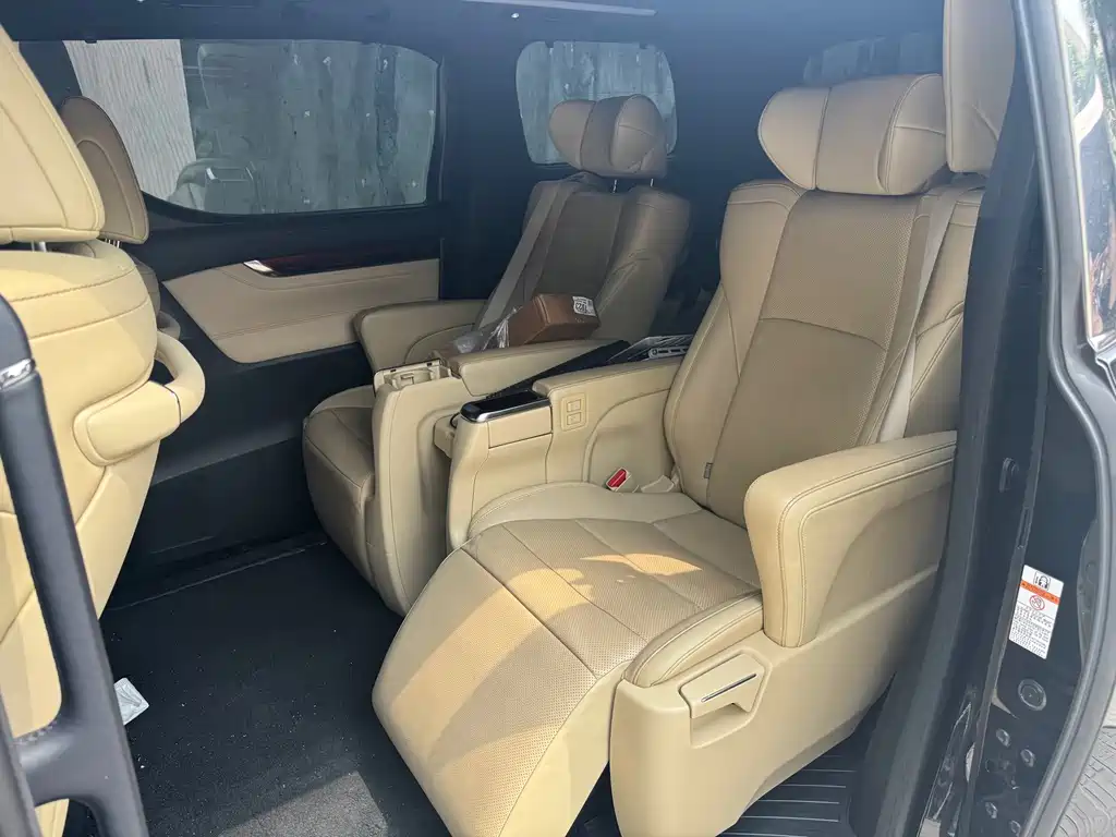 Toyota Alphard — фото 8