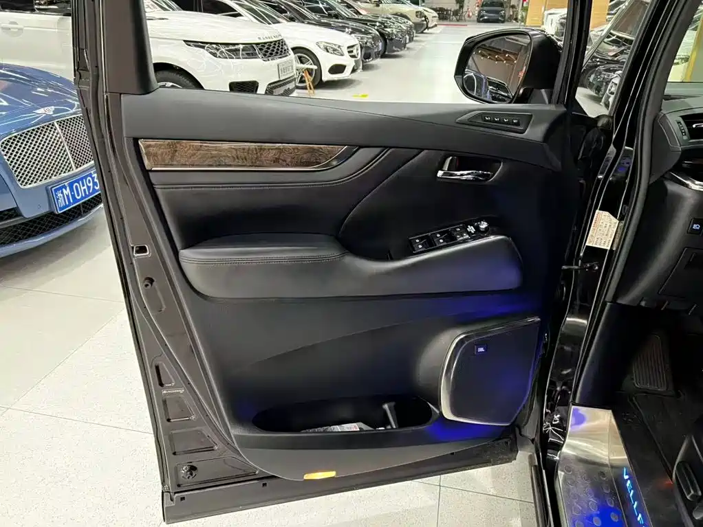 Toyota Vellfire — фото 4