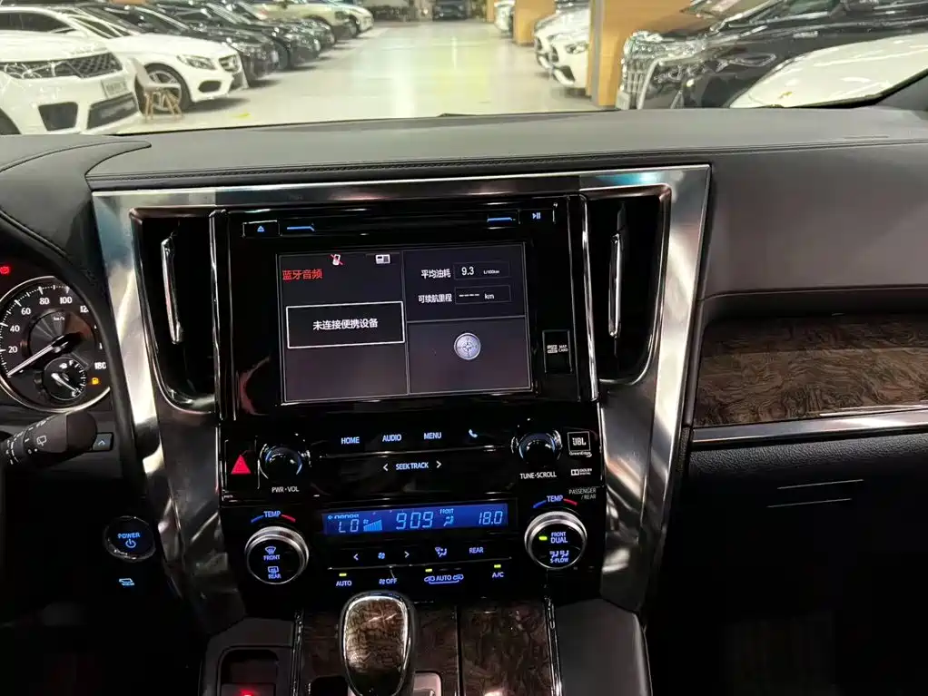 Toyota Vellfire — фото 8
