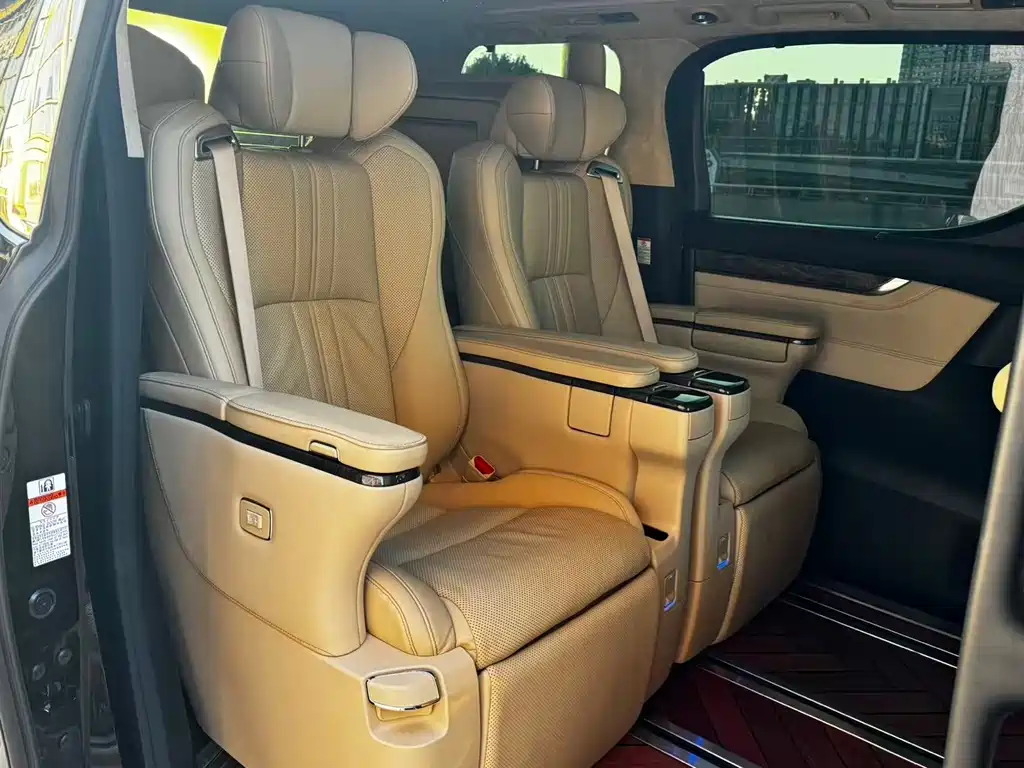 Toyota Alphard — фото 11