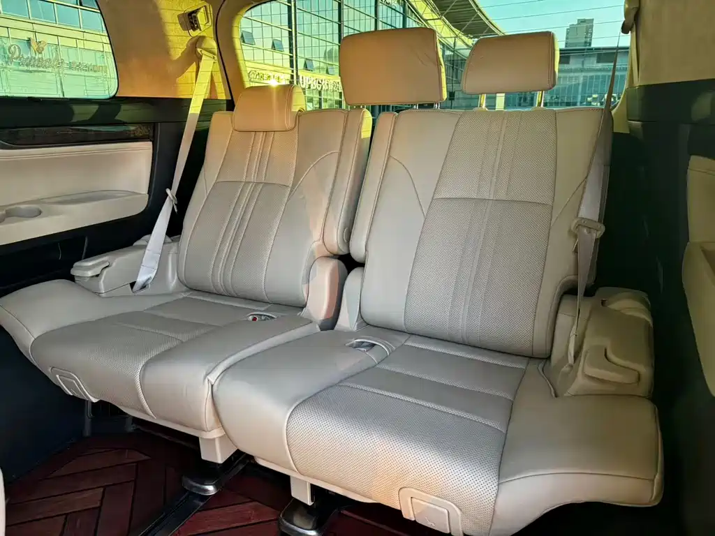 Toyota Alphard — фото 13