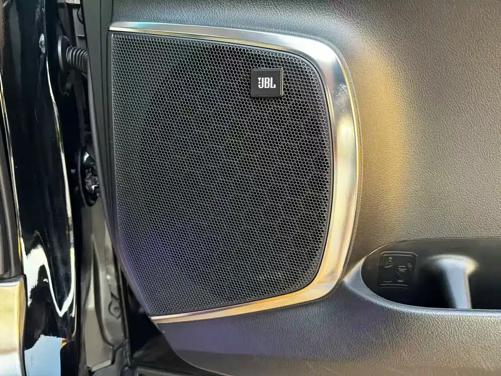 Toyota Alphard — фото 19