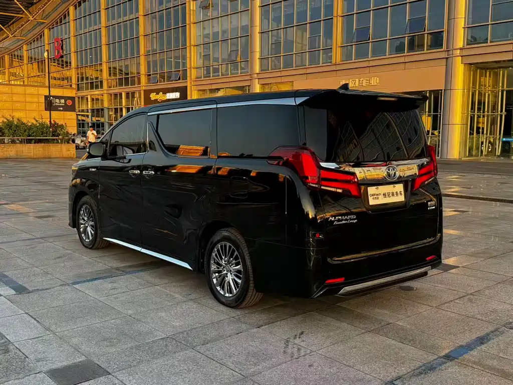 Toyota Alphard — фото 4