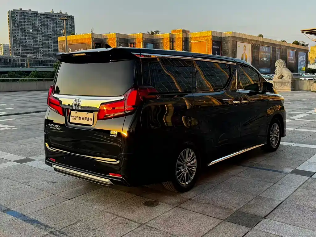 Toyota Alphard — фото 7