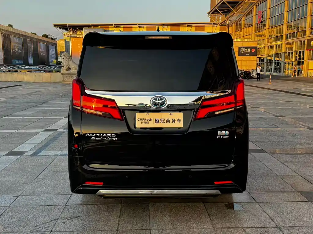 Toyota Alphard — фото 8