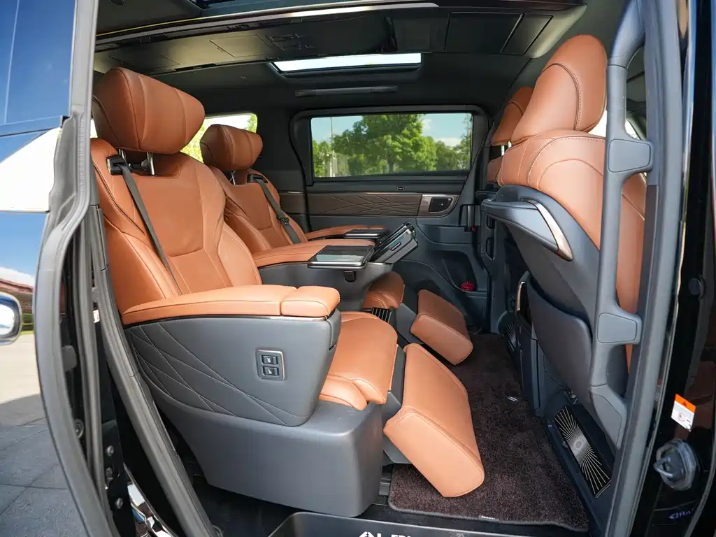 Toyota Alphard — фото 11