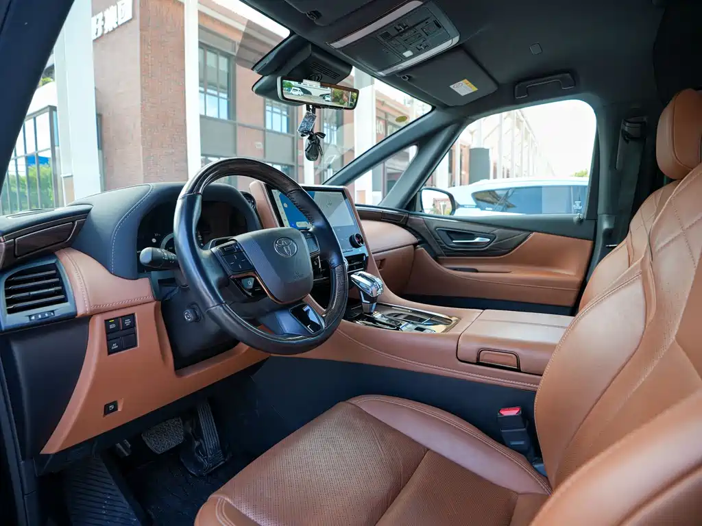 Toyota Alphard — фото 4