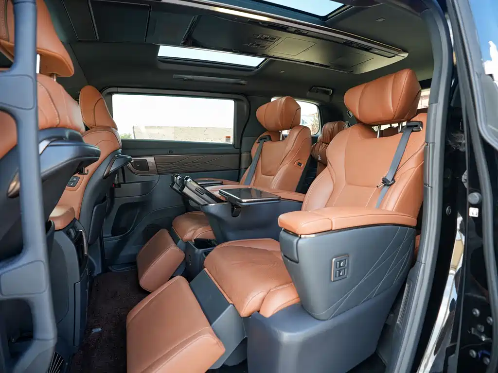 Toyota Alphard — фото 10