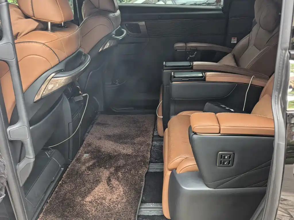 Toyota Alphard — фото 10