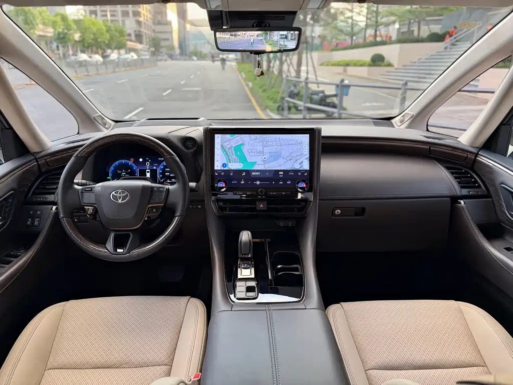 Toyota Alphard — фото 11