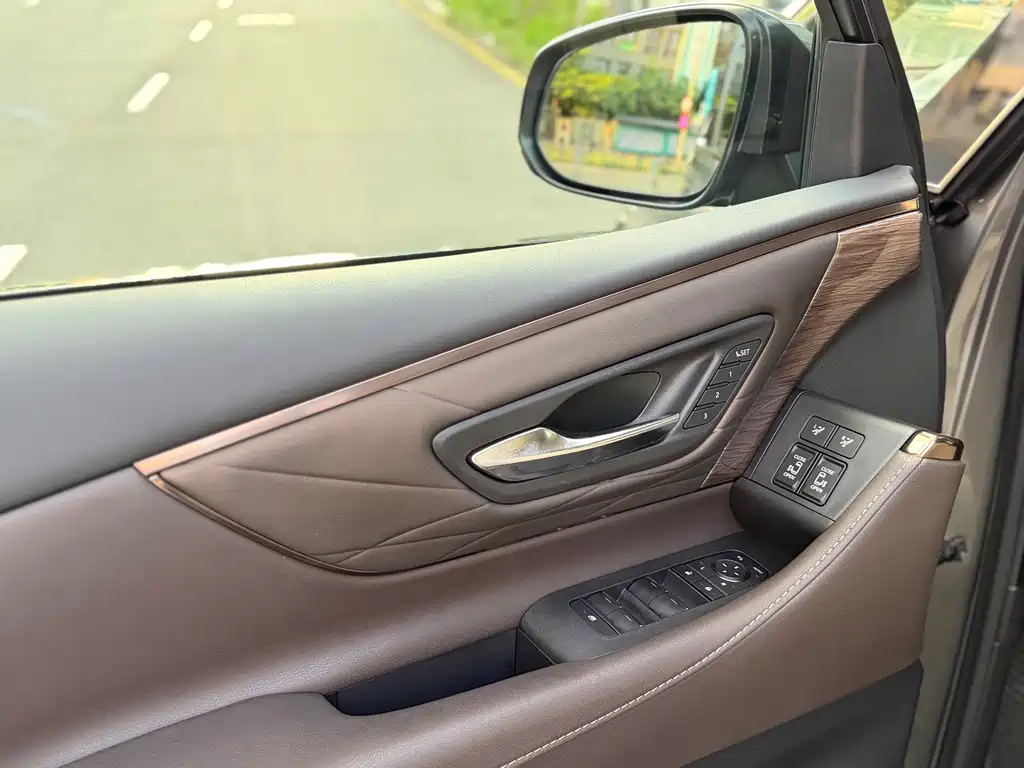 Toyota Alphard — фото 14