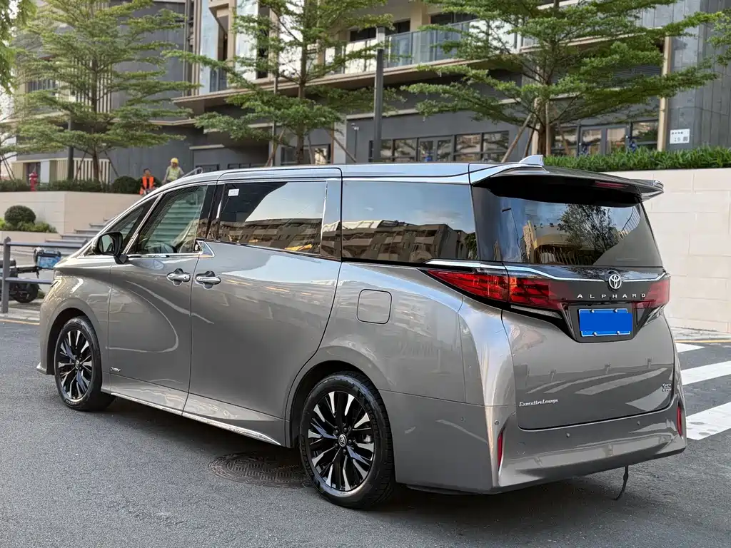 Toyota Alphard — фото 17
