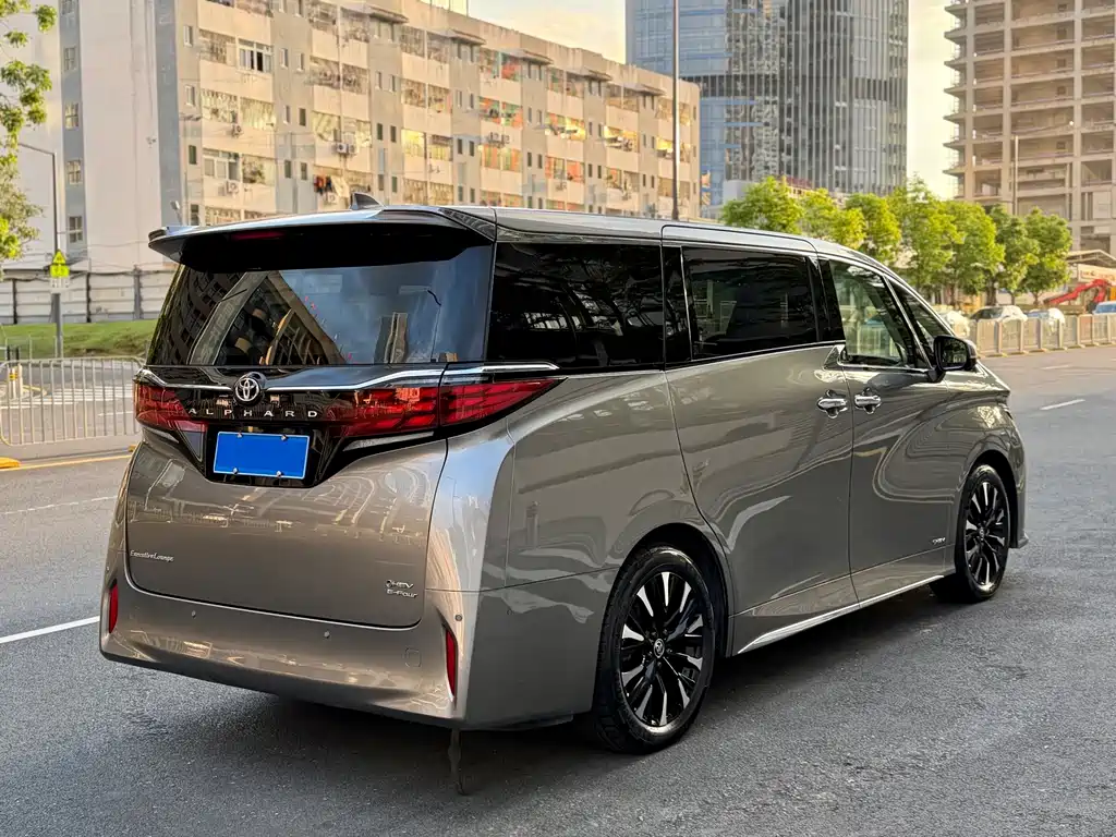 Toyota Alphard — фото 18