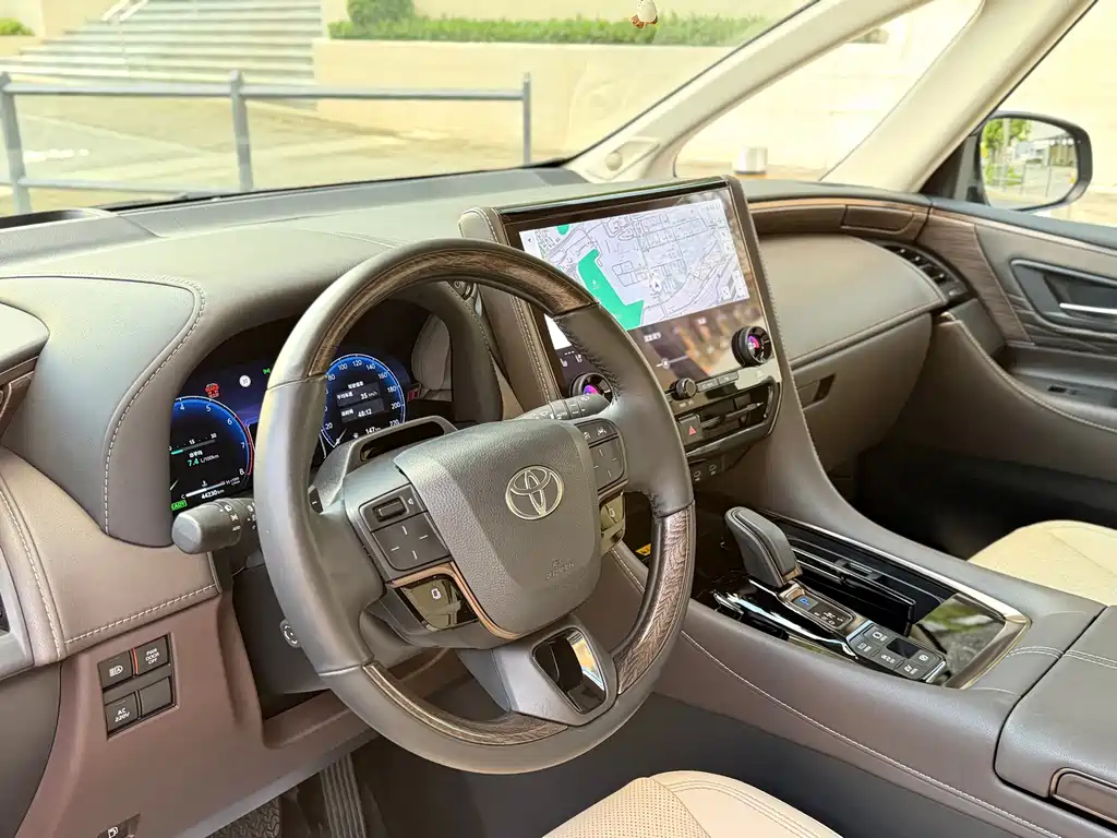 Toyota Alphard — фото 4