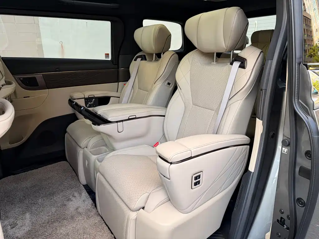 Toyota Alphard — фото 5