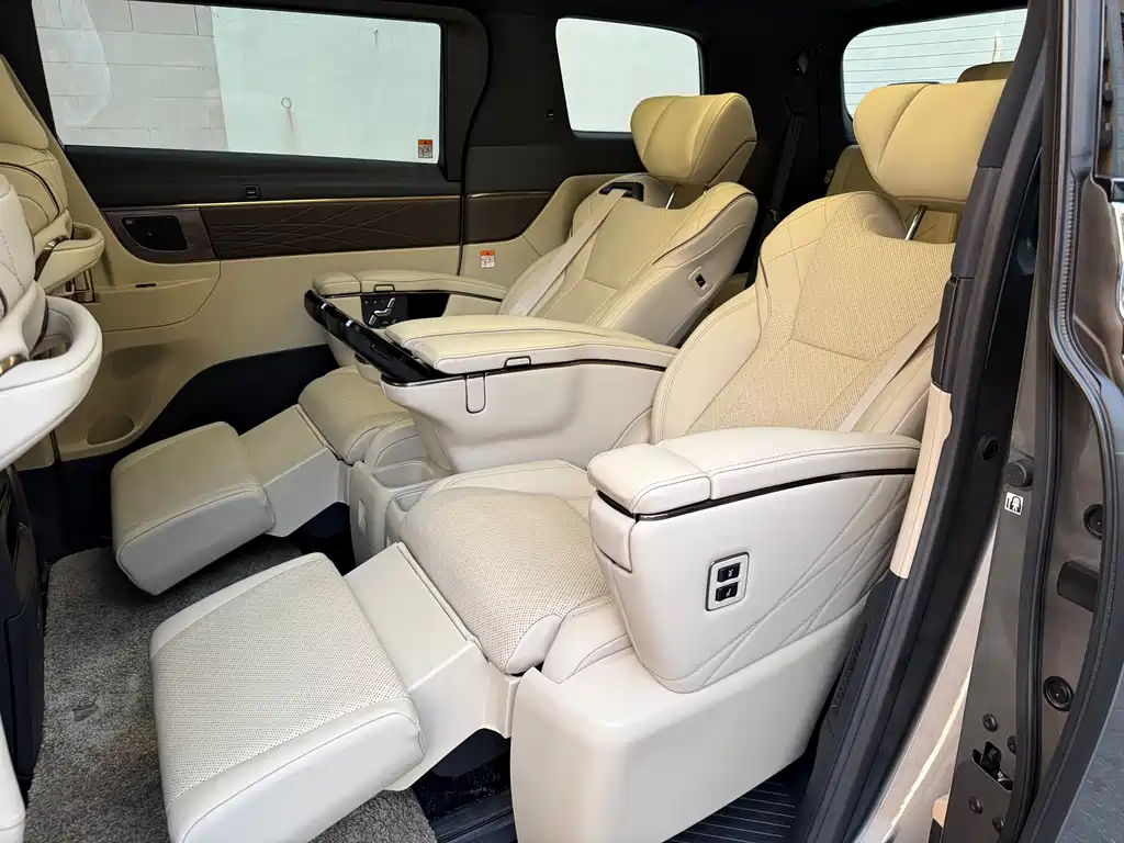 Toyota Alphard — фото 6