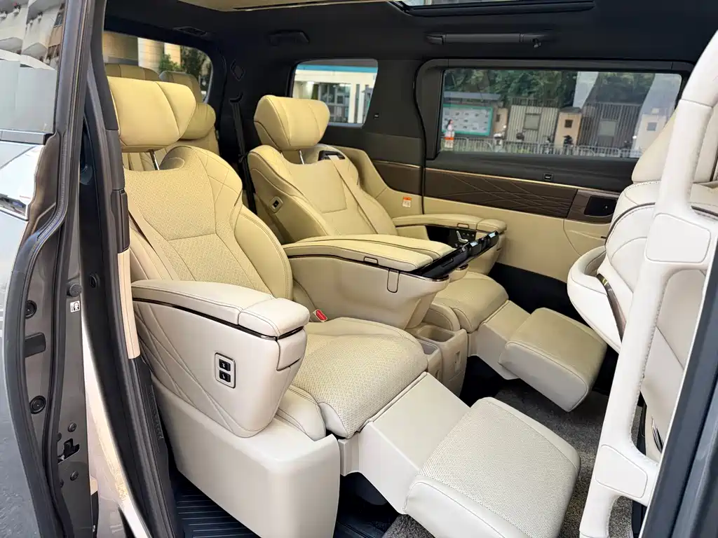 Toyota Alphard — фото 8