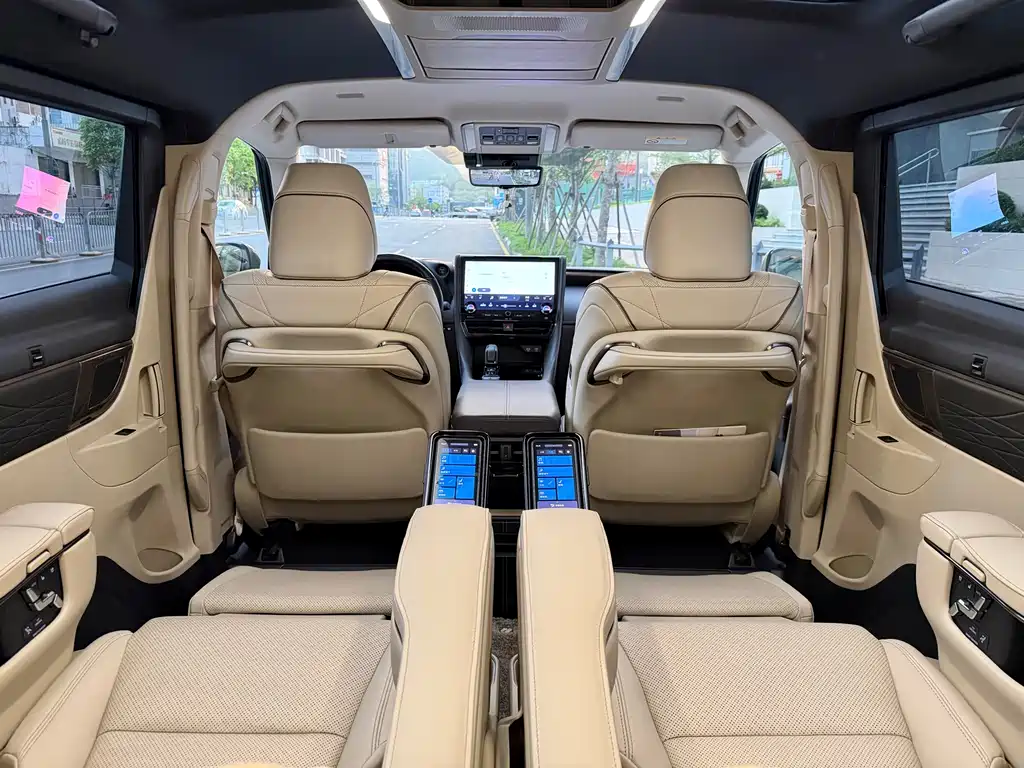 Toyota Alphard — фото 9