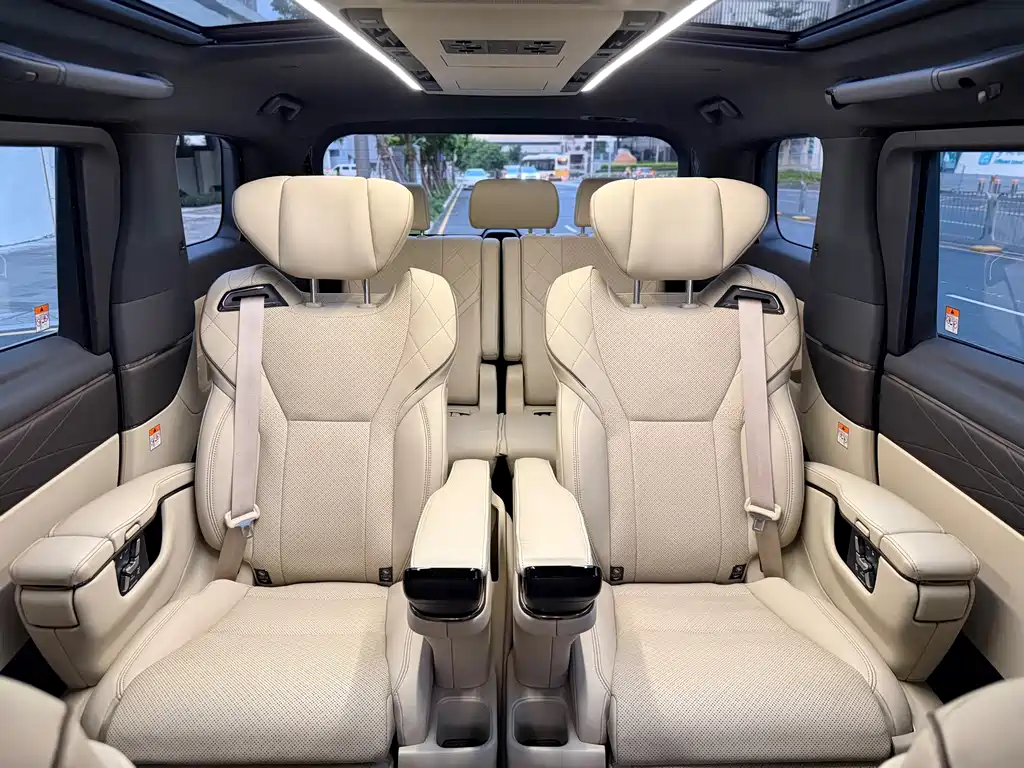 Toyota Alphard — фото 10
