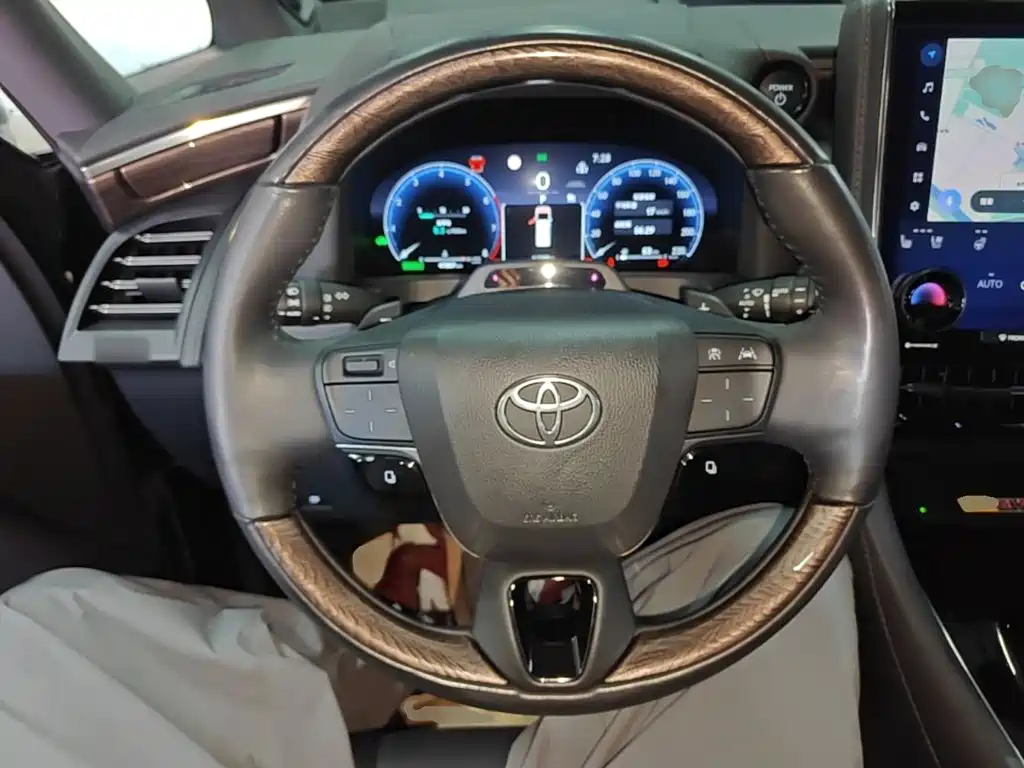 Toyota Alphard — фото 11