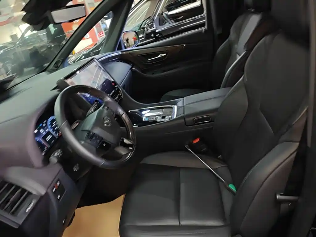Toyota Alphard — фото 15