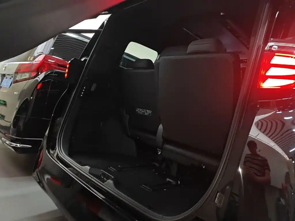 Toyota Alphard — фото 19