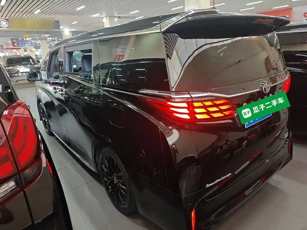Toyota Alphard — фото 5