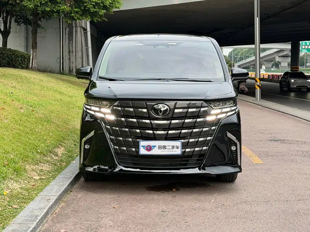 Toyota Alphard — фото 2