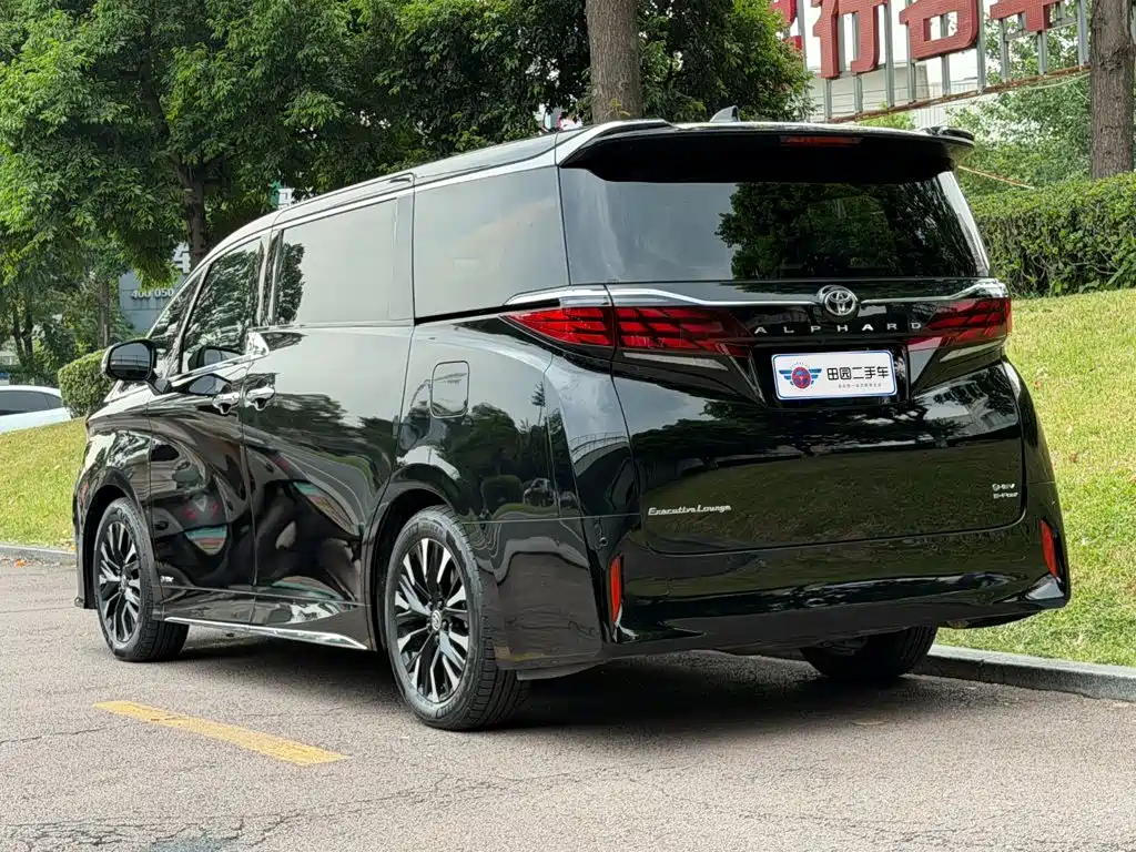 Toyota Alphard — фото 4