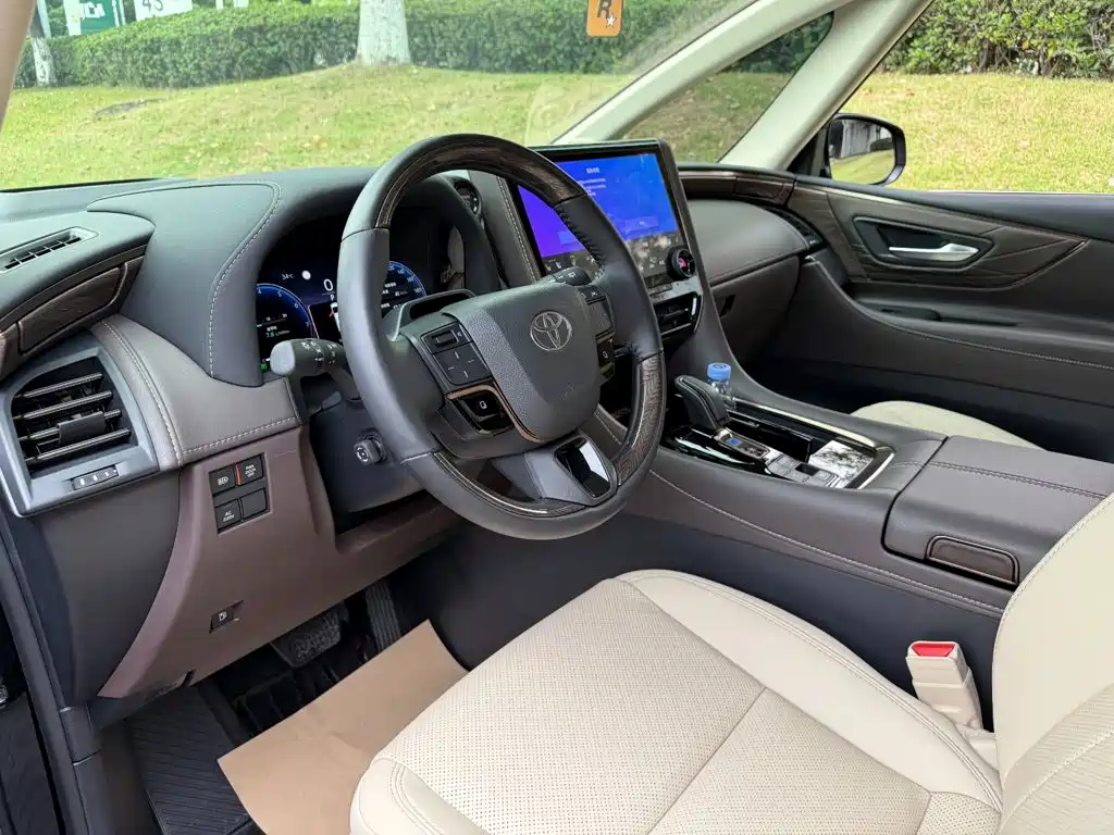 Toyota Alphard — фото 7
