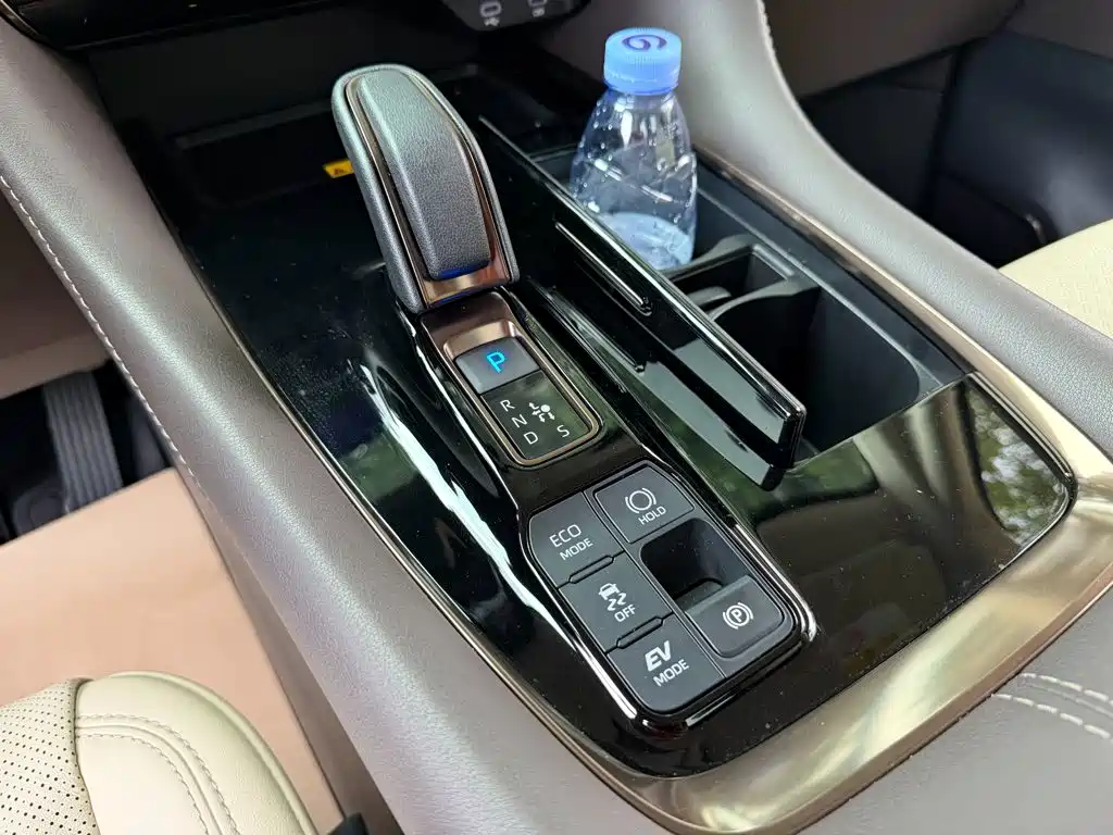 Toyota Alphard — фото 9