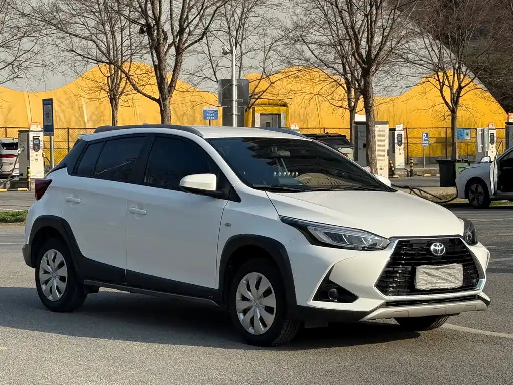 Toyota Yaris L — фото 3