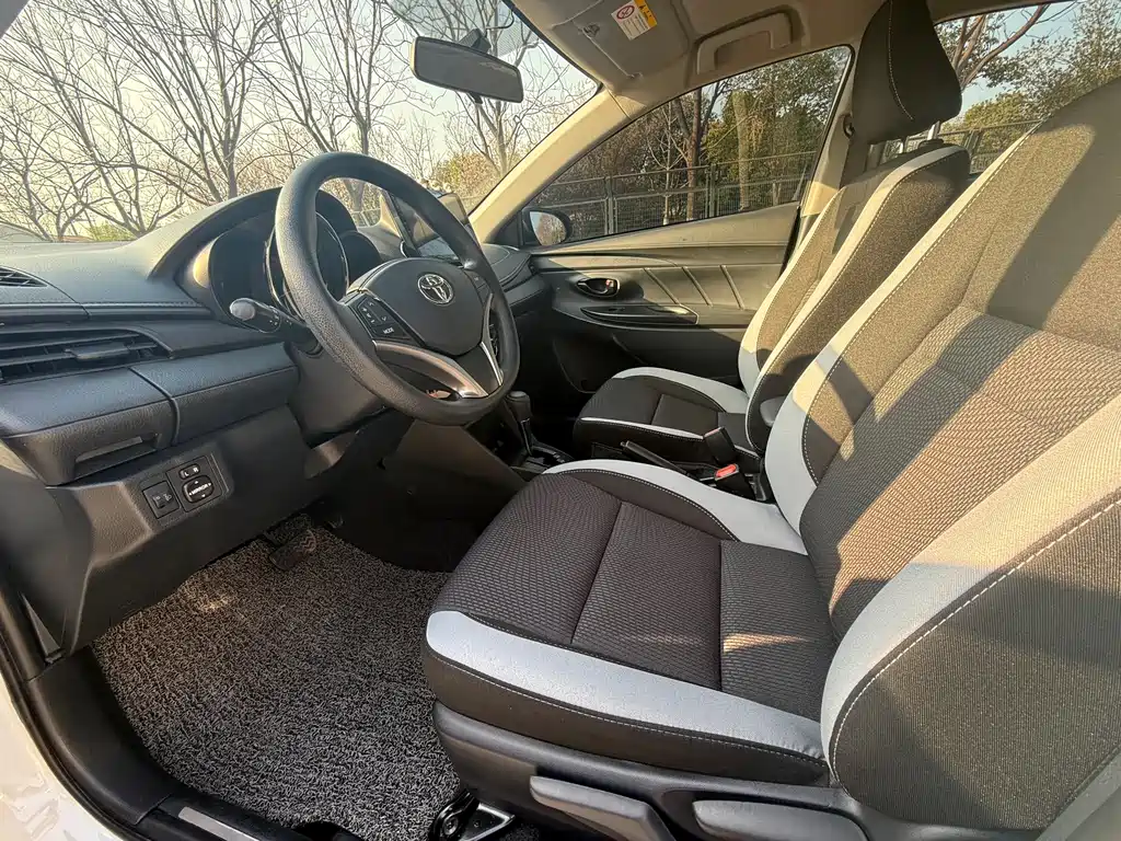 Toyota Yaris L — фото 4