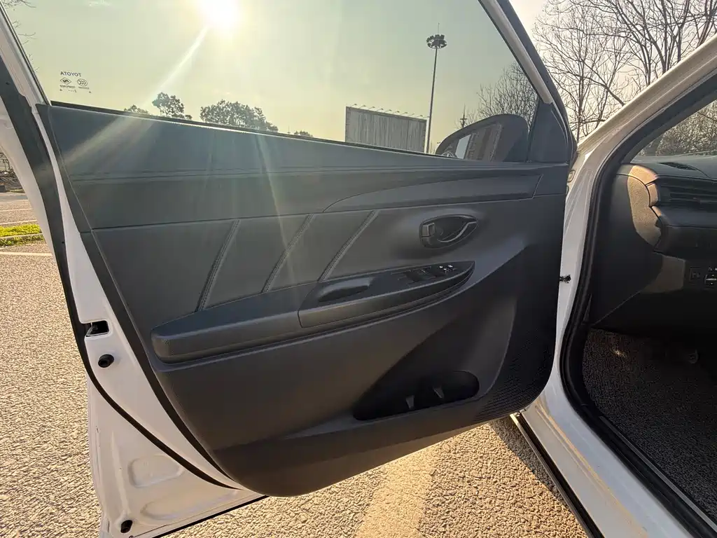 Toyota Yaris L — фото 7